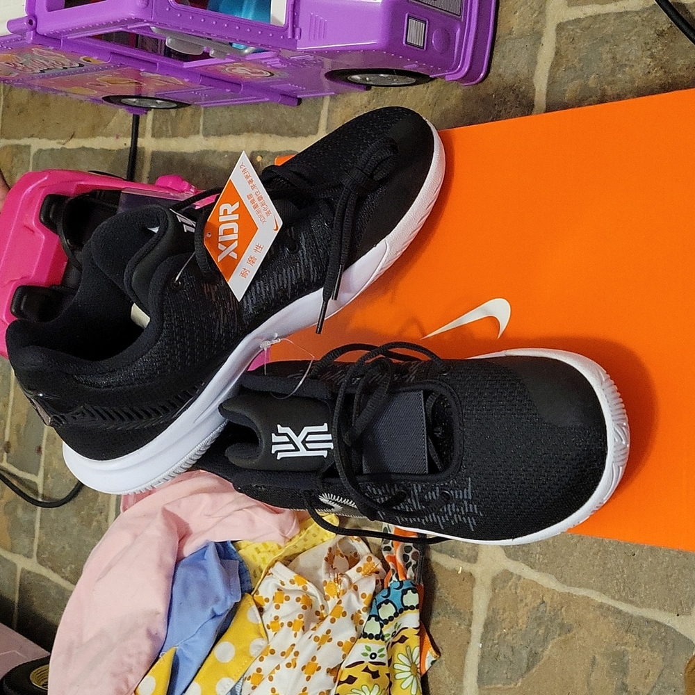 NIB Nike Kyrie Flytrap II EP sz 9